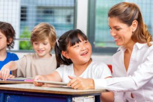 老師與學生在全英語教室中互動學習，展現耐心教學與全科能力養成