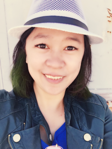 CenYing教學總監Celine Chou身穿白帽與藍色外套，面帶親切微笑。